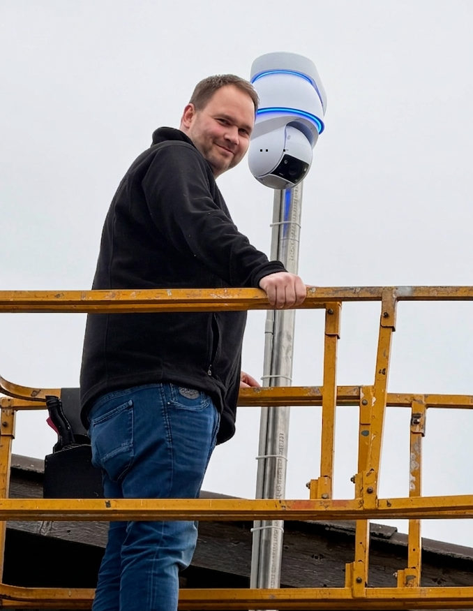 Professionelle Montage der UniFi AI PTZ auf Scherenbühne